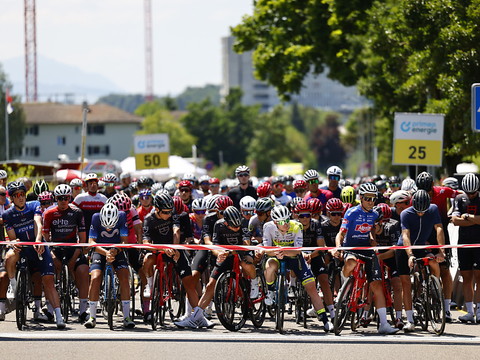 Le cyclisme suisse rend hommage à Gino Mäder à Oerlikon