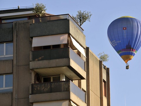 Il se tue en chutant d'une montgolfière sur l'A1 près de Berne