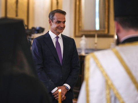 Mitsotakis, renforcé, entame un deuxième mandat