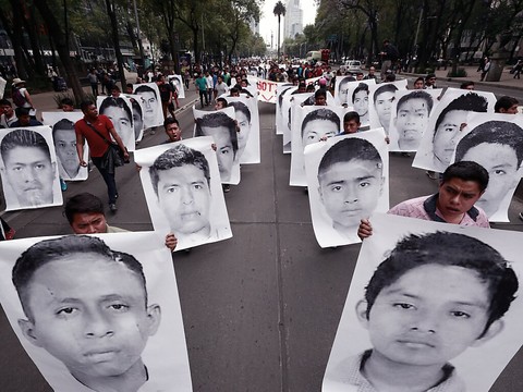 Etudiants disparus au Mexique: huit soldats en détention provisoire