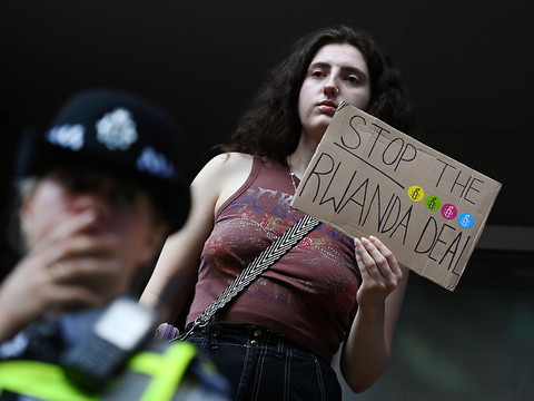 La justice britannique contre les expulsions de migrants au Rwanda