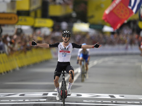 La première étape et le maillot jaune pour Adam Yates