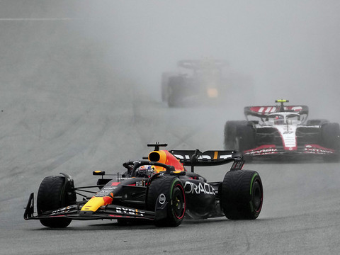 Max Verstappen remporte le sprint