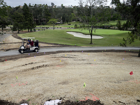 Des militants écologistes bouchent des trous de golf en Espagne