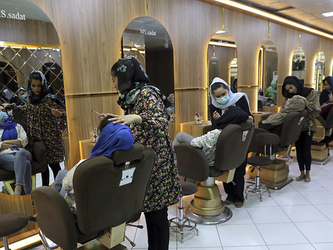 Les autorités talibanes ordonnent la fermeture des salons de beauté