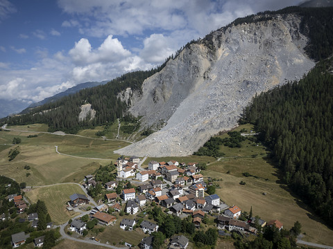 Les habitants de Brienz (GR) de retour au village