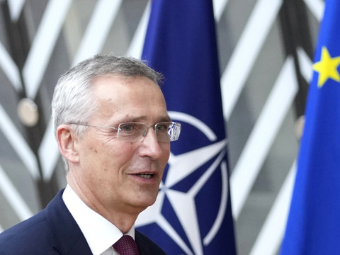 Le Norvégien Stoltenberg reconduit pour un an à la tête de l'Otan