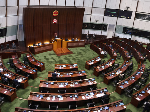Réduction des conseillers locaux élus pour exclure l'opposition