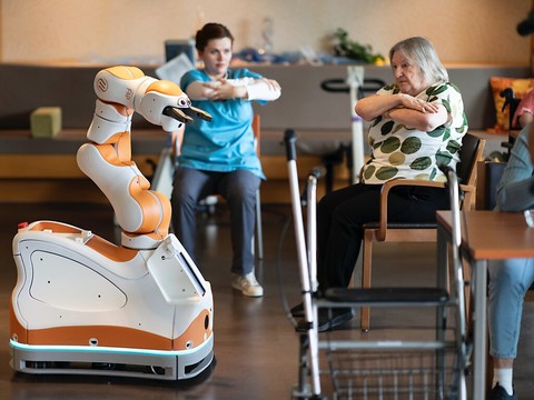 Au centre de soins d'Embrach (ZH), le robot Lio est en formation