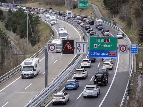 Bouchons devant les portails nord et sud du tunnel du Gothard