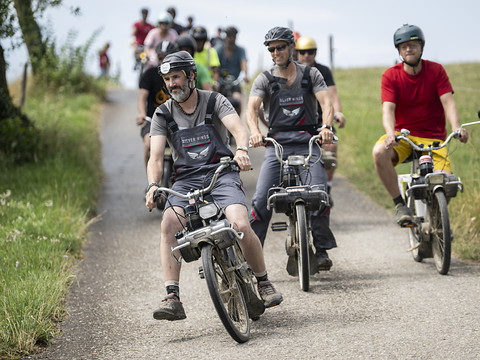 Rendez-vous des passionnés du solex sur le Plateau de Diesse (BE)