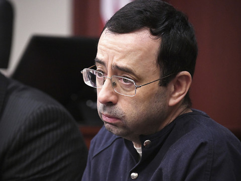 Le médecin Nassar, coupable d'agressions sexuelles, poignardé