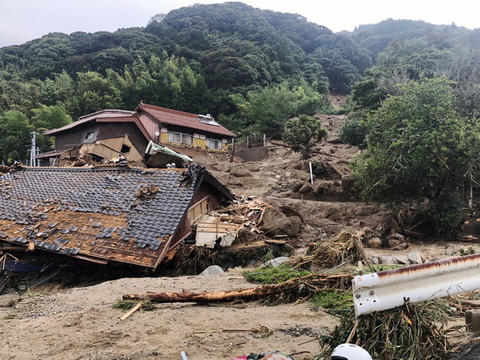 Au moins deux morts dans des pluies torrentielles au Japon