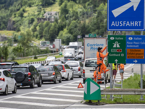 Vague de départs vers le Sud: jusqu'à 11 km de bouchon au Gothard