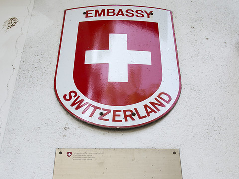 Fin de la procédure contre l'employée de l'ambassade de Suisse