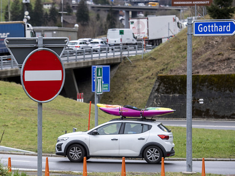 Quatorze kilomètres de bouchons au Gothard en direction du sud