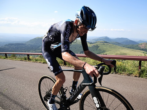 Bardet abandonne après une chute
