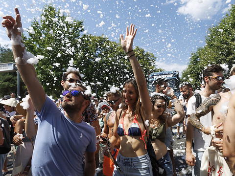 La Lake Parade et sa techno attirent la foule à Genève