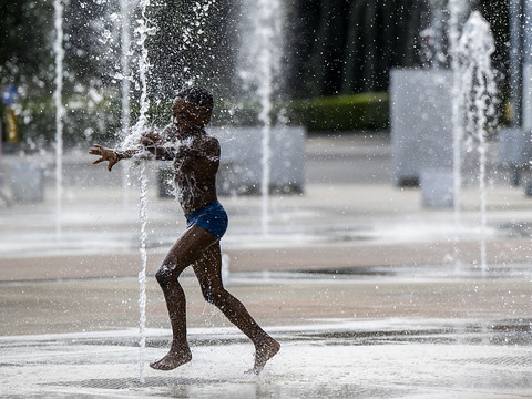 L'hémisphère nord en proie à la canicule et aux intempéries