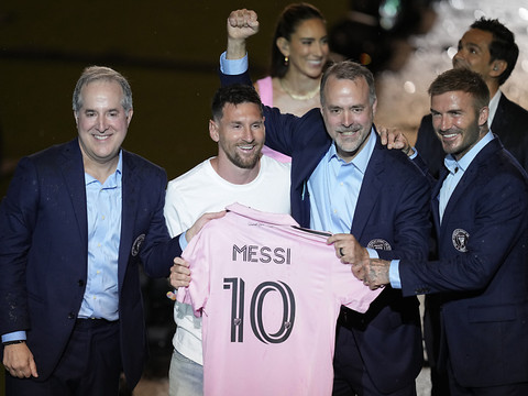 L'euphorie et la pluie pour les premiers pas de Lionel Messi