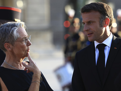 Emmanuel Macron maintient Elisabeth Borne à Matignon