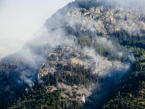 Le vent persiste et avive des foyers, 50 personnes encore évacuées