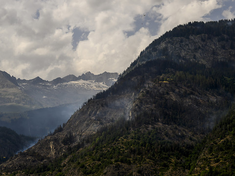 La nuit a été calme, mais le feu n'est toujours pas maîtrisé