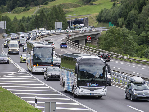 Longs bouchons au portail nord du Gothard sur la route du sud