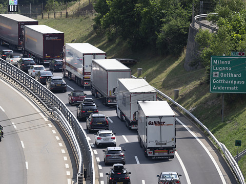Quinze kilomètres de bouchons devant le tunnel du Gothard