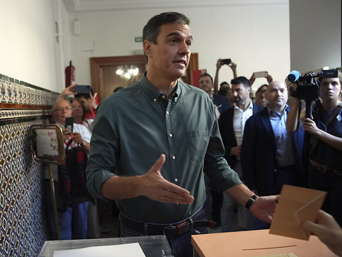 Elections en Espagne: les socialistes résistent à la droite