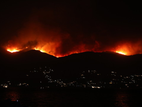 Feux: dizaines de milliers de touristes évacués en Grèce