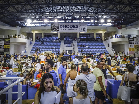 Trois voyagistes suisses rapatrient les évacués de Rhodes