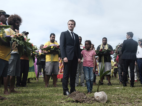 Après les émeutes, Macron prône 