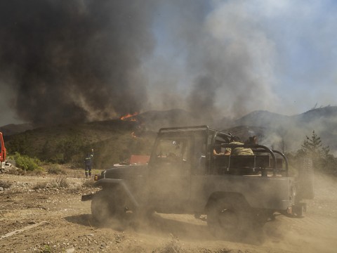 Feux et canicule en Grèce où un bombardier d'eau s'est crashé