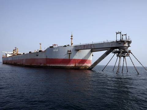 Début des opérations de pompage d'un pétrolier délabré en mer Rouge