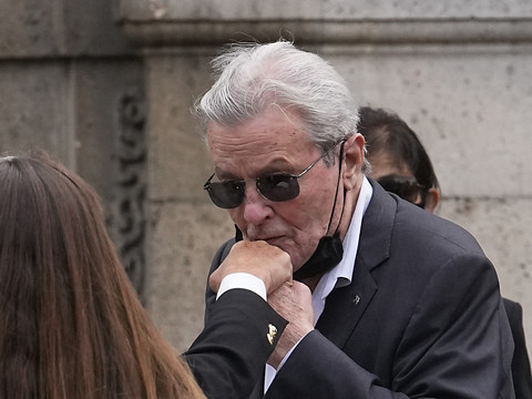 Affaire Delon: perquisition au domicile de sa dame de compagnie