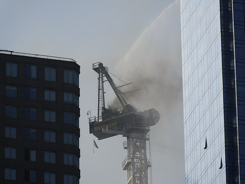 La chute spectaculaire d'une grue à New York fait quatre blessés