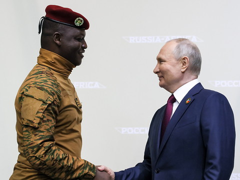 Poutine promet des céréales gratuites à six pays africains