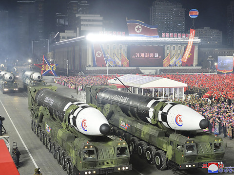 Kim supervise une parade militaire avec des drones et des missiles