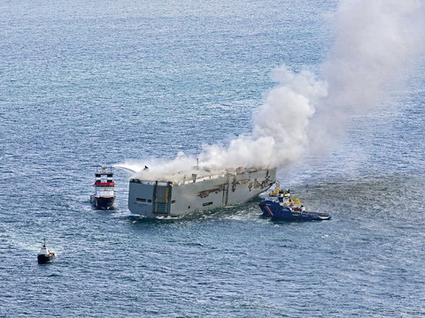 Préparatifs pour déplacer le cargo en feu au large des Pays-Bas