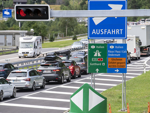 Un bouchon de 15 km au tunnel du Gothard