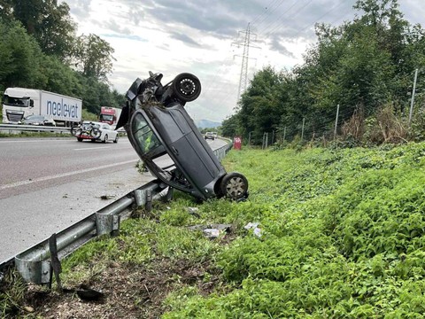 Embardée spectaculaire sur l'A1: occupants indemnes
