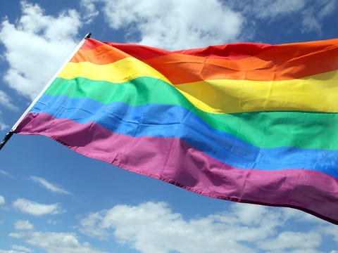 Une croix gammée à la place d'un drapeau arc-en-ciel en ex-RDA