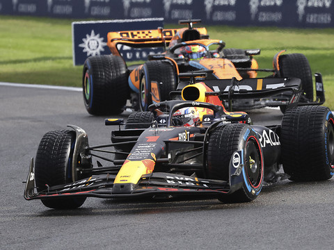 Max Verstappen se joue de la pluie