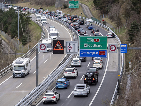 Déjà deux heures d'attente au tunnel du Gothard