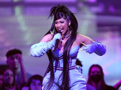 Cardi B contre-attaque à un jet de boisson en lançant son micro