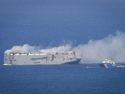 Incendie sur un cargo au large des Pays-Bas: le remorquage a débuté