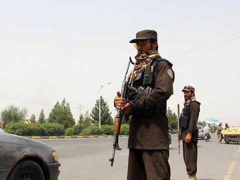 Les talibans brûlent des instruments de musique jugés 