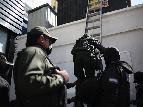 Vaste opération en Bolivie pour capturer un baron de la drogue