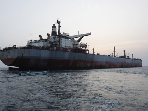 Yémen: la majorité du brut dans les cuves d'un pétrolier délabré en mer Rouge 
